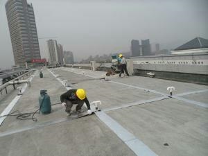 别墅地下室近期出现几个小缝隙漏水，怎么修补?